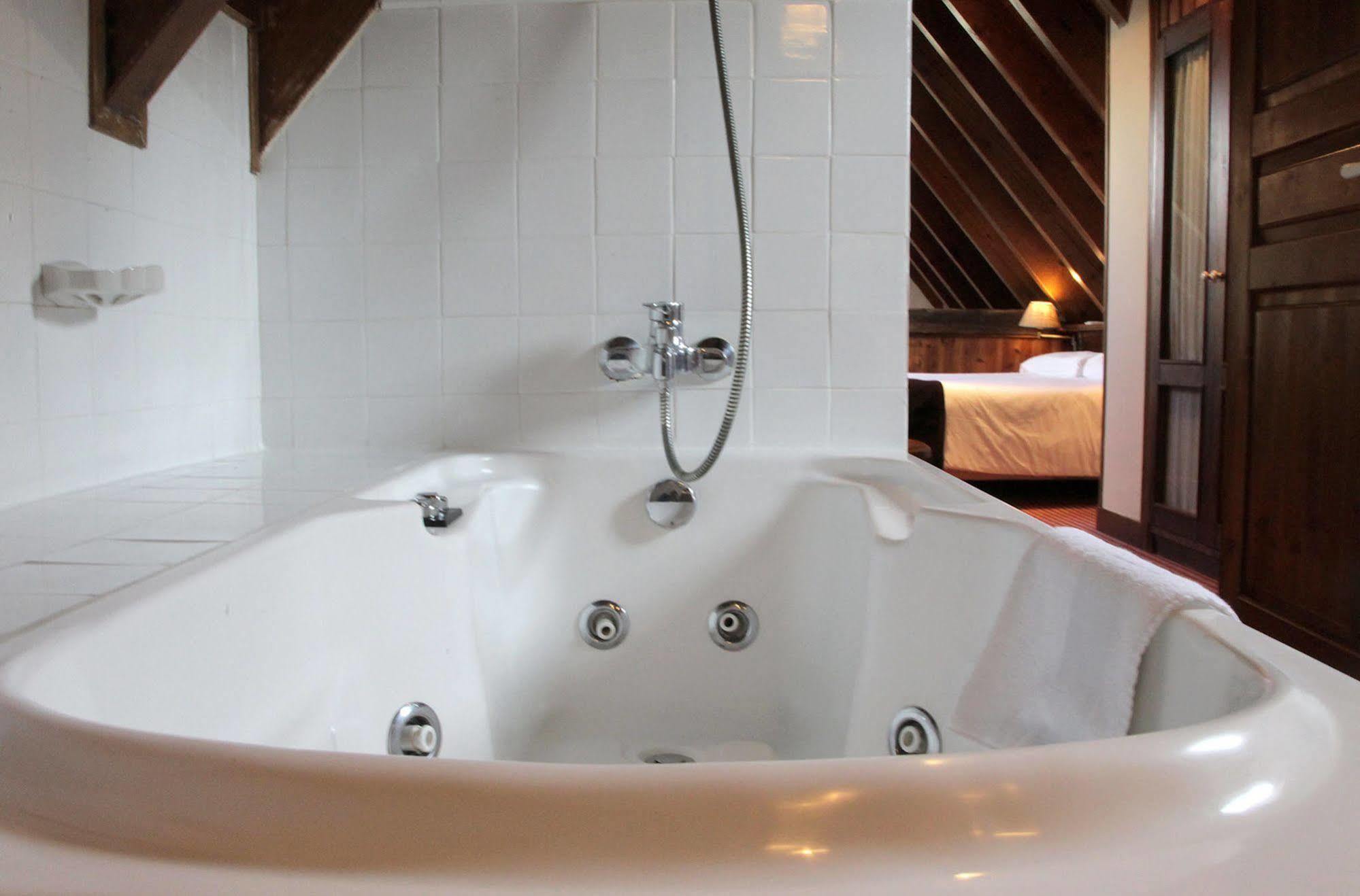 Hotel Chalet Bassibe Baqueira Beret Ngoại thất bức ảnh